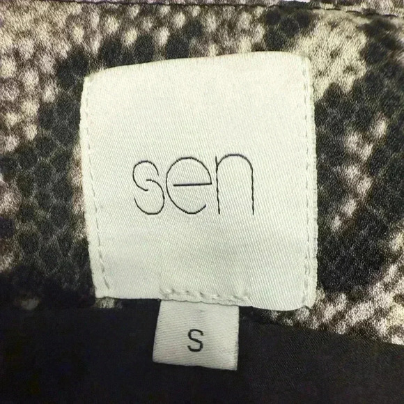 Sen reptile snakeskin print knee length skirt with lace split in front. Small - Picture 2 of 10